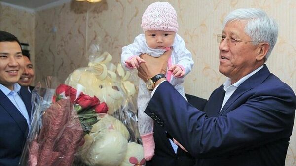 Амандык Баталов в гостях семьи, где родилась 18-миллионная жительница Казахстана - Sputnik Казахстан