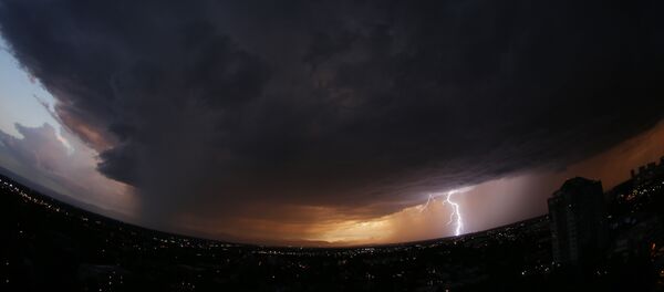 Архивное фото молнии во время грозы - Sputnik Казахстан