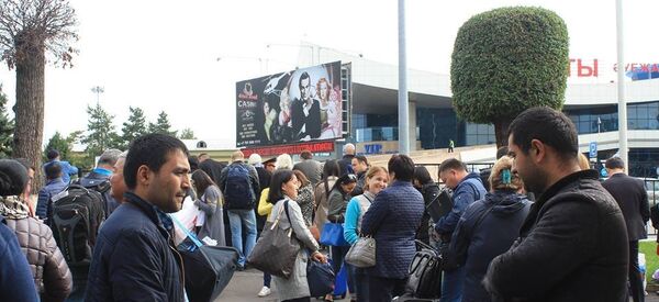 Жолаушылар эвакуациядан кейін Алматы әуежайына оралуда - Sputnik Қазақстан