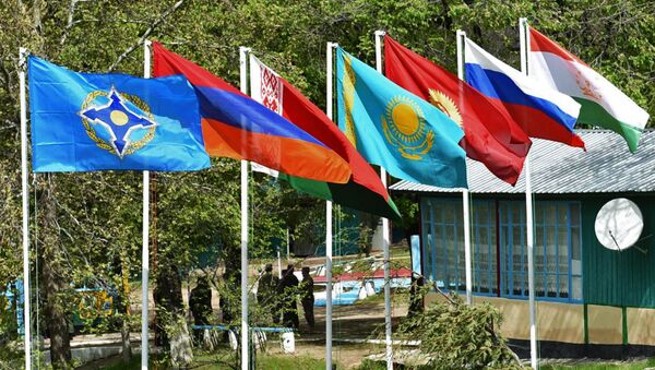 Архивное фото флагов стран-участниц ОДКБ: Таджикистана, России, Киргизии, Казахстана, Белоруссии, Армении и флаг ОДКБ (справа налево) - Sputnik Казахстан