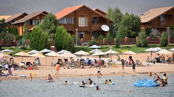 Архивное фото отдыхающих на Иссык-Куле - Sputnik Қазақстан