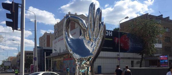 Астанада ОК деген белгі көрсекен қол пайда болды - Sputnik Қазақстан