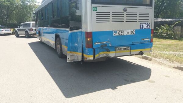 Автобус и две автомобиля столкнулись в Алматы - Sputnik Казахстан