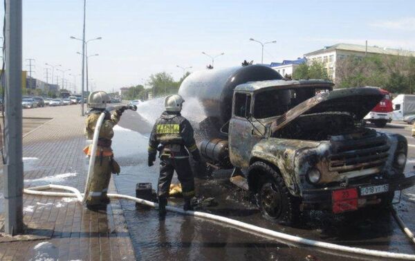 Газовоз загорелся на улице в Астане - Sputnik Казахстан