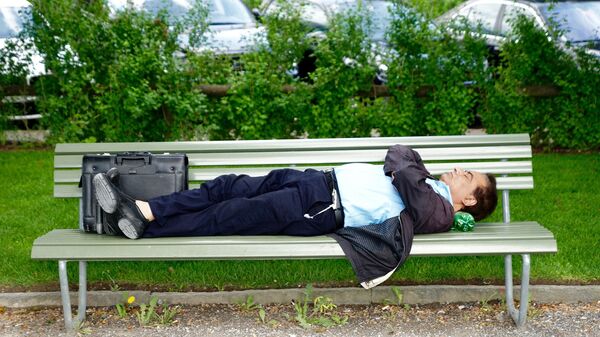 Мужчина  отдыхает в парке на скамейке - Sputnik Казахстан