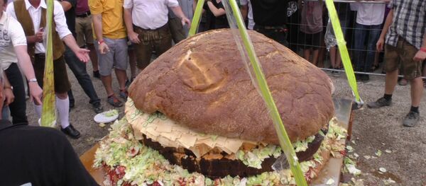 Самый большой в мире гамбургер - Sputnik Казахстан