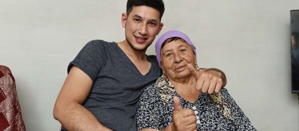 78-летняя Мариям Амраева со своим внуком Дильшодом Ибрагимовым 78-летняя Мариям Амраева со своим внуком Дильшодом Ибрагимовым - Sputnik Казахстан