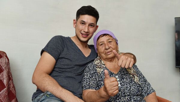 78-летняя Мариям Амраева со своим внуком Дильшодом Ибрагимовым - Sputnik Казахстан