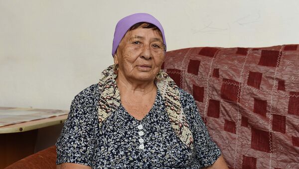 78-летняя Мариям Амраева освоила онлайн-трансляции и отвечает на вопросы подписчиков - Sputnik Казахстан