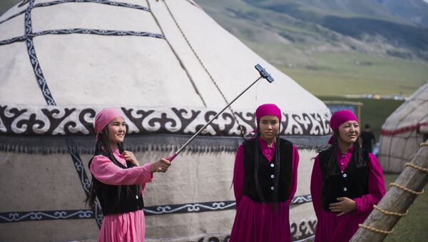 Девушки в национальных костюмах делают селфи - Sputnik Казахстан