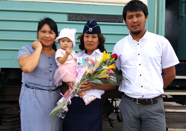 Маленькая Фатима с семьей и А.Рамбаевой - Sputnik Казахстан