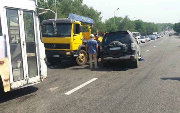 Водитель внедорожника устроил ДТП на мосту в Алматы - Sputnik Казахстан