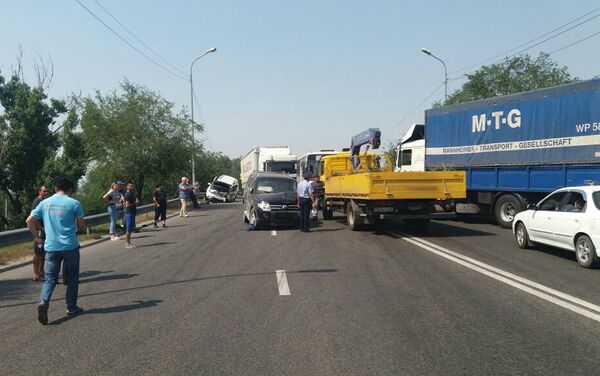 Водитель внедорожника устроил ДТП на мосту в Алматы - Sputnik Казахстан