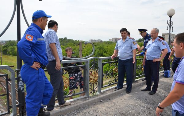 Два часа уговаривали полицейские не прыгать с моста мужчину в Караганде - Sputnik Казахстан