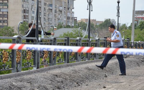 Два часа уговаривали полицейские не прыгать с моста мужчину в Караганде - Sputnik Казахстан