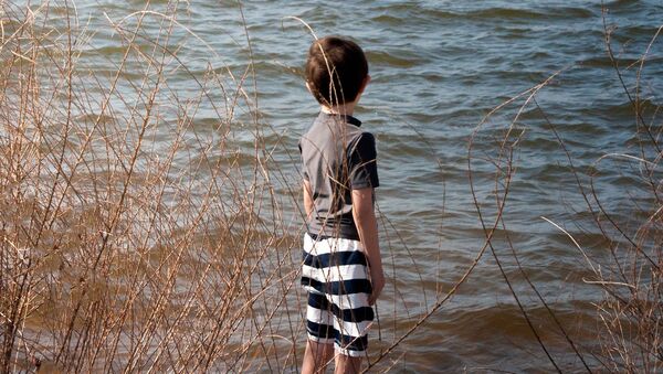 Мальчик на берегу реки - Sputnik Казахстан