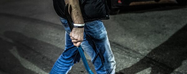 Человек с ломом в руке, архивное фото - Sputnik Казахстан