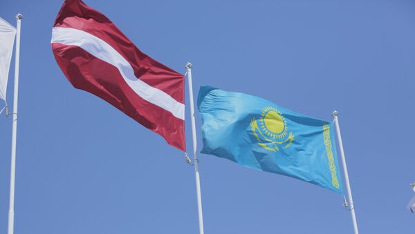 Флаги Казахстана и Латвии - Sputnik Казахстан