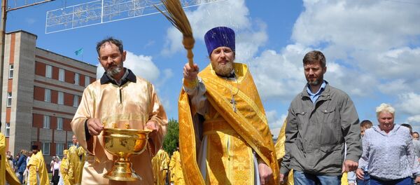 Тысячи верующих прошли в крестном ходе в честь 265-летия Петропавловска - Sputnik Казахстан