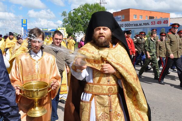 Тысячи верующих прошли в крестном ходе в честь 265-летия Петропавловска - Sputnik Казахстан
