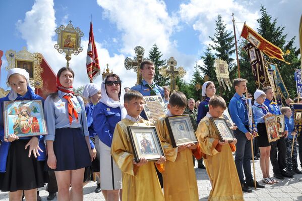 Тысячи верующих прошли в крестном ходе в честь 265-летия Петропавловска - Sputnik Казахстан