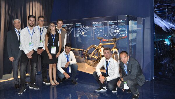 Студенты-разработчики бамбукового велосипеда - Sputnik Казахстан