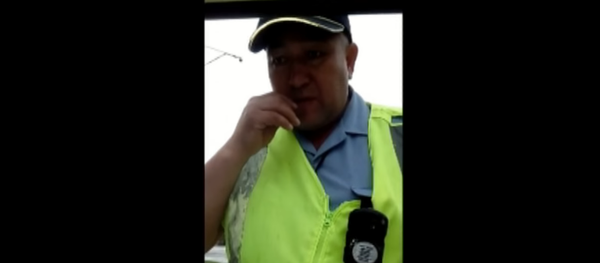 Водитель утверждает, что в Зыряновске полицейский напал на него - Sputnik Казахстан