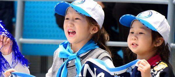 Маленькие болельщицы Барыса - Sputnik Казахстан