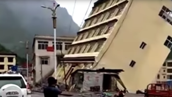 Пятиэтажный дом рухнул из-за наводнения в Китая - Sputnik Казахстан