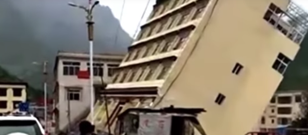 Пятиэтажный дом рухнул из-за наводнения в Китая Пятиэтажный дом рухнул из-за наводнения в Китая - Sputnik Казахстан