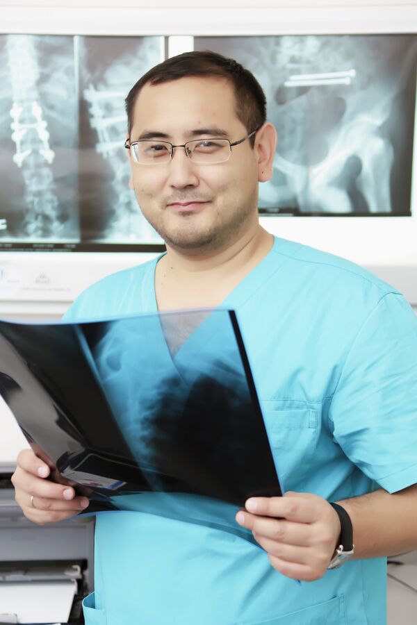 Заведующий отделением травматологии № 1 Научно-исследовательского института травматологии и ортопедии РК Олжас Бекарисов Заведующий отделением травматологии № 1 Научно-исследовательского института травматологии и ортопедии РК Олжас Бекарисов - Sputnik Казахстан