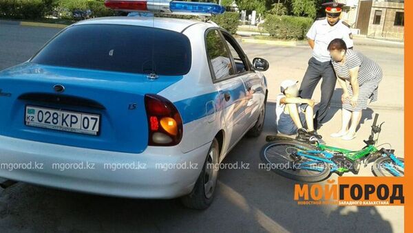 Мальчик попал под колеса полицейского автомобиля - Sputnik Казахстан
