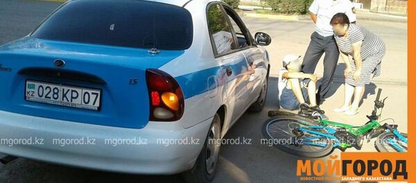 Мальчик попал под колеса полицейского автомобиля Мальчик попал под колеса полицейского автомобиля - Sputnik Казахстан