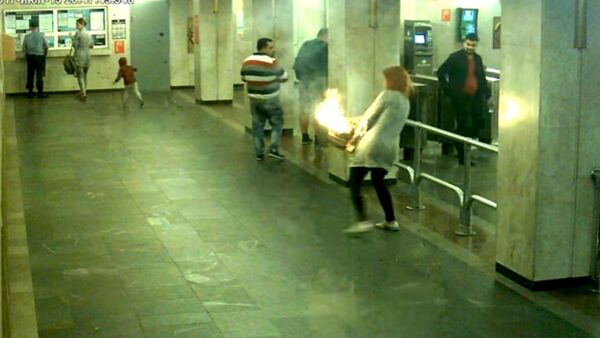 Рюкзак вспыхнул у девушки в руках в минском метро - Sputnik Казахстан