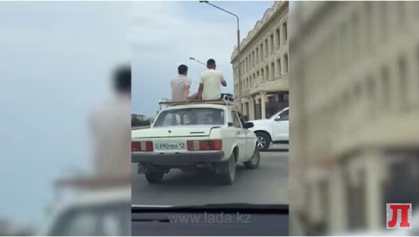 Два человека прокатились на крыше автомобиля в Актау - Sputnik Қазақстан