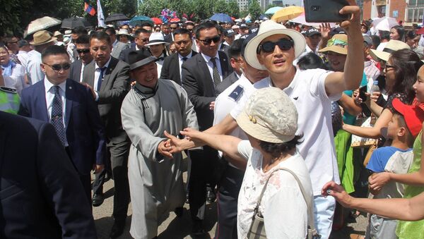 Халтмаагийн Баттулга (в центре) пожимает руку женщине - Sputnik Казахстан
