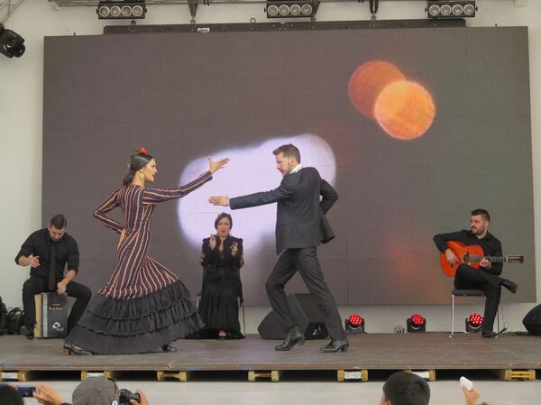Лусия Мигель и Хосе Мальдонадо танцуют фламенко в ходе национального дня Испании  - Sputnik Казахстан