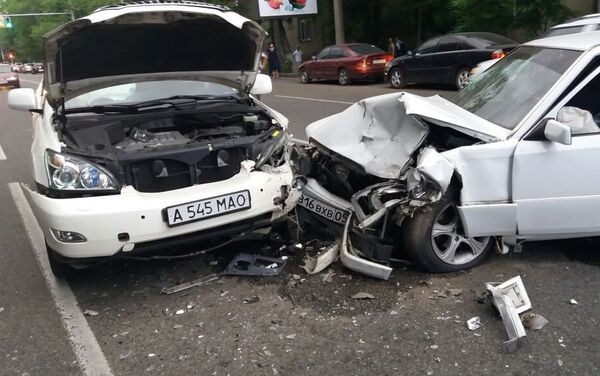 Два автомобиля столкнулись на Гоголя - Зенкова - Sputnik Казахстан