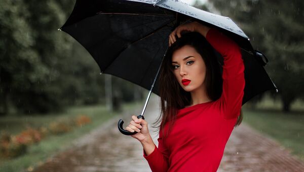 Девушка с зонтиком под дождем - Sputnik Казахстан