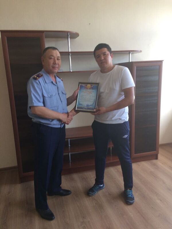 Волонтера Асхата Кустаулетова поощрили в полиции Павлодара - Sputnik Казахстан