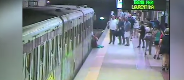 Метрода вагон есігіне қысылып қалған әйелді пойыз сүйреп әкетті - Sputnik Қазақстан