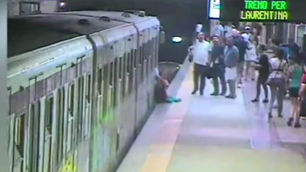 Женщину зажало между дверями в вагоне римского метро - Sputnik Казахстан