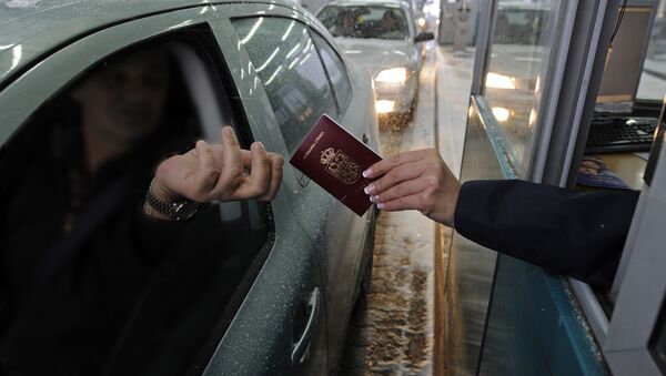 Путешественник с сербским паспортом готовит документы для контроля на границе, архивное фото - Sputnik Казахстан