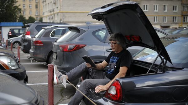 Водитель сидит в багажнике автомобиля - Sputnik Казахстан