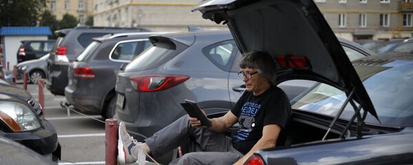 Водитель сидит в багажнике автомобиля - Sputnik Казахстан