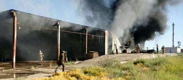 Тушение пожара на складе в Туркестане - Sputnik Казахстан