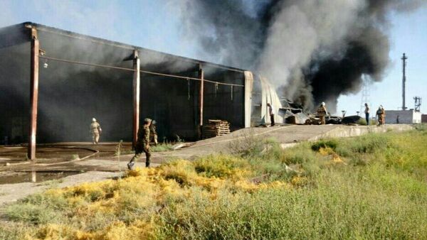 Тушение пожара на складе в Туркестане - Sputnik Казахстан