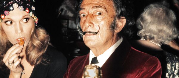 Испанский художник Сальвадор Дали и французская актриса и певица Аманда Лир обедают в ресторане в Париже в декабре 1971 года, архивное фото - Sputnik Казахстан