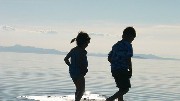 Дети гуляют по воде - Sputnik Казахстан