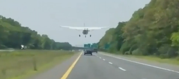 Бұзылған ұшақ тас жолға қонуға мәжбүр болды - Sputnik Қазақстан